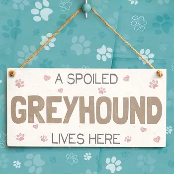 Rozmazlený Greyhound Tu Žije - Docela Home Dekor Znamení Skvělý Malý Dárek pro Majitele Psů