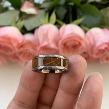 Nový Styl 8mm Wolframu Tepaný Prsten pro Muže, Ženy, Whisky Barel Dřevo Inlay Snubní prsteny Šperky Kartáčovaný Povrch