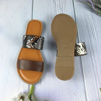 Pohodlné kožené módní hadí tisk 2021 letní nový styl venkovní ženy pantofle Ploché dno velké velikosti plážové pantofle