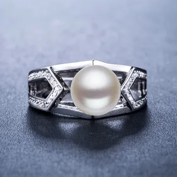 Huitan Klasické Svatební Výročí Vytvořil Prsten s Bílou Perlou Luxusní Valentýnský Dárek Módní Koktejl Prsteny pro Ženy