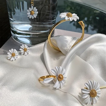 Módní Romantické Malá Daisy Bee Náušnice Jemné Asymetrické Bílé Květy Modelování Kovové Náušnice Daisy Série Šperky