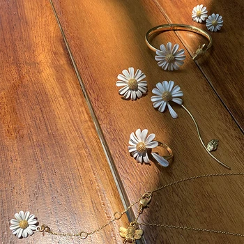 Módní Romantické Malá Daisy Bee Náušnice Jemné Asymetrické Bílé Květy Modelování Kovové Náušnice Daisy Série Šperky